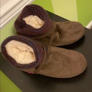 Muk luks size 7-8, never worn. Brown with braid.